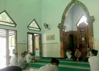 Kapolsek Berbek, AKP Darminto menyampaikan pesan kamtibmas usai Salat Jumat berjamaah. (ist)