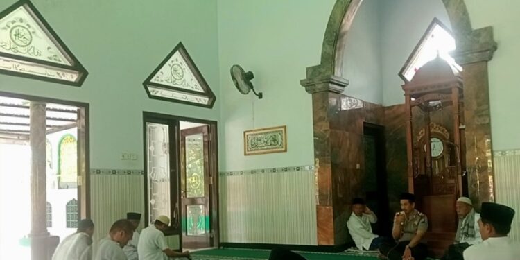 Kapolsek Berbek, AKP Darminto menyampaikan pesan kamtibmas usai Salat Jumat berjamaah. (ist)