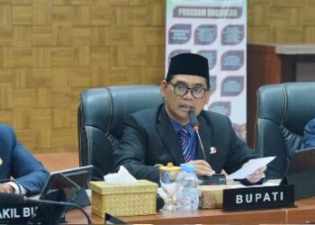 Bupati Barito Utara H. Shalahuddin memimpin kegiatan sosialisasi dan koordinasi bersama masyarakat Desa Lemo di Ruang Rapat Sekretariat Daerah (Setda) Barito Utara, Jumat (23/10/2026).