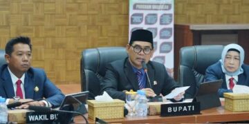 Bupati Barito Utara H. Shalahuddin memimpin kegiatan sosialisasi dan koordinasi bersama masyarakat Desa Lemo di Ruang Rapat Sekretariat Daerah (Setda) Barito Utara, Jumat (23/10/2026).