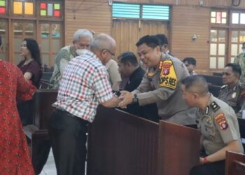 Kapolresta Palangka Raya Kombes Pol Andiyatna, ketika menyapa para jemaat Gereja HKBP Ress melalui program Minggu Kasih, Minggu (25/10/2026). (ist)