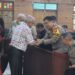 Kapolresta Palangka Raya Kombes Pol Andiyatna, ketika menyapa para jemaat Gereja HKBP Ress melalui program Minggu Kasih, Minggu (25/10/2026). (ist)