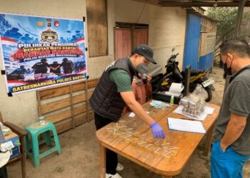Tes urine yang dilakukan jajaran Satresnarkoba di Jalan Houling Eks Pertamina, Minggu (25/10/2026). (ist)