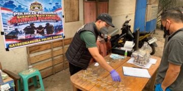 Tes urine yang dilakukan jajaran Satresnarkoba di Jalan Houling Eks Pertamina, Minggu (25/10/2026). (ist)