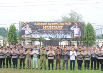Kapolres Barito Timur AKBP Iqbal Sengaji beserta unsur Forkopimda berpose bersama personel yang dilibatkan dalam Operasi Patuh Telabang 2026 usai apel gelar pasukan, Senin (26/10/2026). (ist)