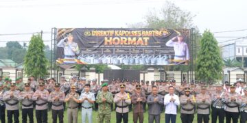 Kapolres Barito Timur AKBP Iqbal Sengaji beserta unsur Forkopimda berpose bersama personel yang dilibatkan dalam Operasi Patuh Telabang 2026 usai apel gelar pasukan, Senin (26/10/2026). (ist)
