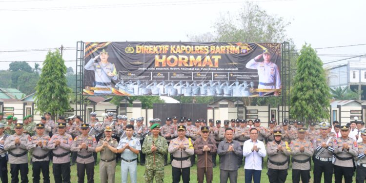 Kapolres Barito Timur AKBP Iqbal Sengaji beserta unsur Forkopimda berpose bersama personel yang dilibatkan dalam Operasi Patuh Telabang 2026 usai apel gelar pasukan, Senin (26/10/2026). (ist)