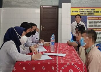 Hakim PN Tamiang Layang melakukan WASMAT terhadap warga binaan yang difasilitasi Rutan Tamiang Layang, Senin (26/10/2026). (ist)