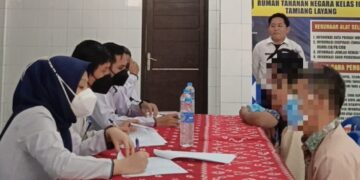 Hakim PN Tamiang Layang melakukan WASMAT terhadap warga binaan yang difasilitasi Rutan Tamiang Layang, Senin (26/10/2026). (ist)