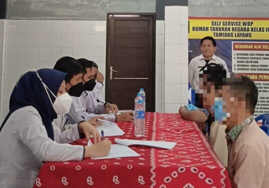 Hakim PN Tamiang Layang melakukan WASMAT terhadap warga binaan yang difasilitasi Rutan Tamiang Layang, Senin (26/10/2026). (ist)