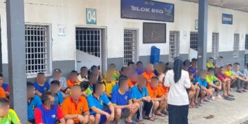 Pemeriksaan blok hunian yang dilakukan petugas Rutan Tamiang Layang sekaligus membagikan masker, Senin (26/10/2026). (ist)