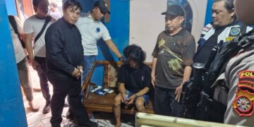 Salah satu tersangka yang diamankan tim gabungan dalam penggerebekan Kampung Puntun Palangka Raya, Senin (26/10/2026). (ist)
