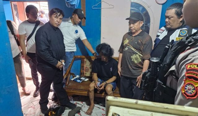 Salah satu tersangka yang diamankan tim gabungan dalam penggerebekan Kampung Puntun Palangka Raya, Senin (26/10/2026). (ist)