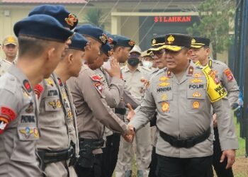 Wakapolda Kalteng Brigjen Pol Dr. Hendra Wirawan, menyambut kedatangan BKO Brimob Polri, Senin (26/10/2026). (ist)