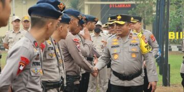 Wakapolda Kalteng Brigjen Pol Dr. Hendra Wirawan, menyambut kedatangan BKO Brimob Polri, Senin (26/10/2026). (ist)
