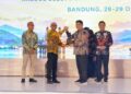Bupati Barito Utara H. Shalahuddin didampingi Wabup Felix Sonadie Y. Tingan menerima penghargaan dalam pembukaan Upstream Oil and Gas Executive Meeting Wilayah Kalimantan dan Sulawesi 2026 di Bandung, Rabu (28/10/2026). (ist)
