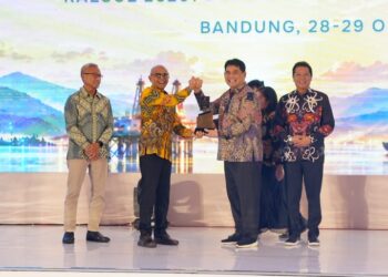 Bupati Barito Utara H. Shalahuddin didampingi Wabup Felix Sonadie Y. Tingan menerima penghargaan dalam pembukaan Upstream Oil and Gas Executive Meeting Wilayah Kalimantan dan Sulawesi 2026 di Bandung, Rabu (28/10/2026). (ist)
