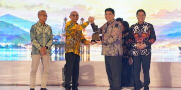 Bupati Barito Utara H. Shalahuddin didampingi Wabup Felix Sonadie Y. Tingan menerima penghargaan dalam pembukaan Upstream Oil and Gas Executive Meeting Wilayah Kalimantan dan Sulawesi 2026 di Bandung, Rabu (28/10/2026). (ist)