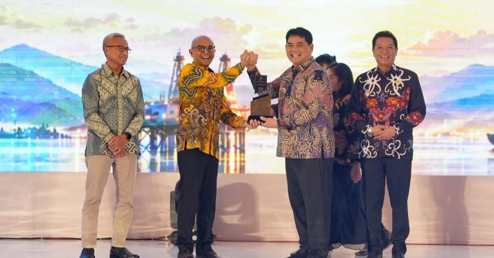 Bupati Barito Utara H. Shalahuddin didampingi Wabup Felix Sonadie Y. Tingan menerima penghargaan dalam pembukaan Upstream Oil and Gas Executive Meeting Wilayah Kalimantan dan Sulawesi 2026 di Bandung, Rabu (28/10/2026). (ist)