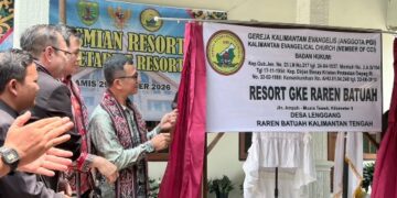 Bupati Barito Timur M. Yamin diwakili Staf Ahli Osa Awatanu, menandai peresmian Resort GKE Raren Batuah, Kamis (29/10/2026). (ist)