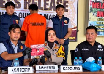 Kapolres Gunung Mas AKBP Arum Sari Puspita Dewi, S.H., S.I.K., M.A., saat mengikuti kegiatan press release serentak penanganan tindak pidana karhutla di Mapolres setempat, Kamis (29/10/2026). (ist)