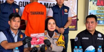 Kapolres Gunung Mas AKBP Arum Sari Puspita Dewi, S.H., S.I.K., M.A., saat mengikuti kegiatan press release serentak penanganan tindak pidana karhutla di Mapolres setempat, Kamis (29/10/2026). (ist)