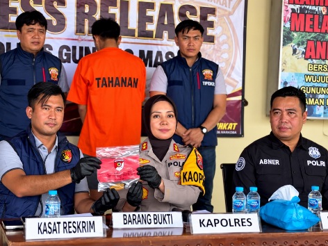 Kapolres Gunung Mas AKBP Arum Sari Puspita Dewi, S.H., S.I.K., M.A., saat mengikuti kegiatan press release serentak penanganan tindak pidana karhutla di Mapolres setempat, Kamis (29/10/2026). (ist)
