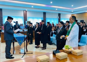 Bupati Bartim M. Yamin mengambil sumpah janji guru yang diangkat menjadi kepala sekolah, Kamis (29/10/2026).