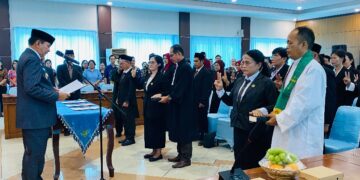 Bupati Bartim M. Yamin mengambil sumpah janji guru yang diangkat menjadi kepala sekolah, Kamis (29/10/2026).