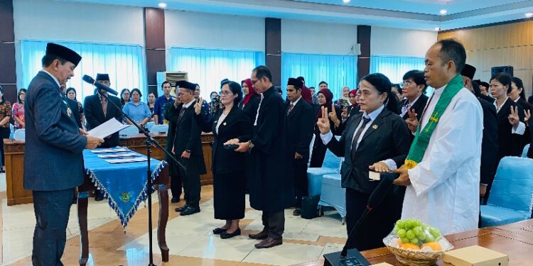 Bupati Bartim M. Yamin mengambil sumpah janji guru yang diangkat menjadi kepala sekolah, Kamis (29/10/2026).
