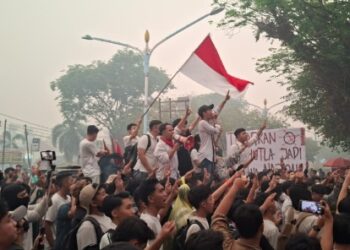 Aliansi Kalteng Melawan menggelar aksi unjuk rasa di depan Kantor Gubernur Kalteng, Jumat (23/10/2026). (ist)