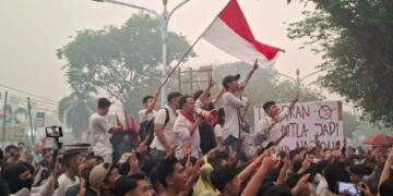 Aliansi Kalteng Melawan menggelar aksi unjuk rasa di depan Kantor Gubernur Kalteng, Jumat (23/10/2026). (ist)